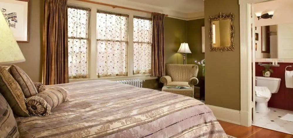 Abbeymoore Manor Victoria Bed & Breakfast