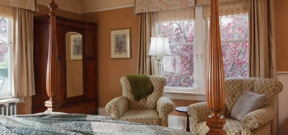 Abbeymoore Manor Victoria Bed & Breakfast