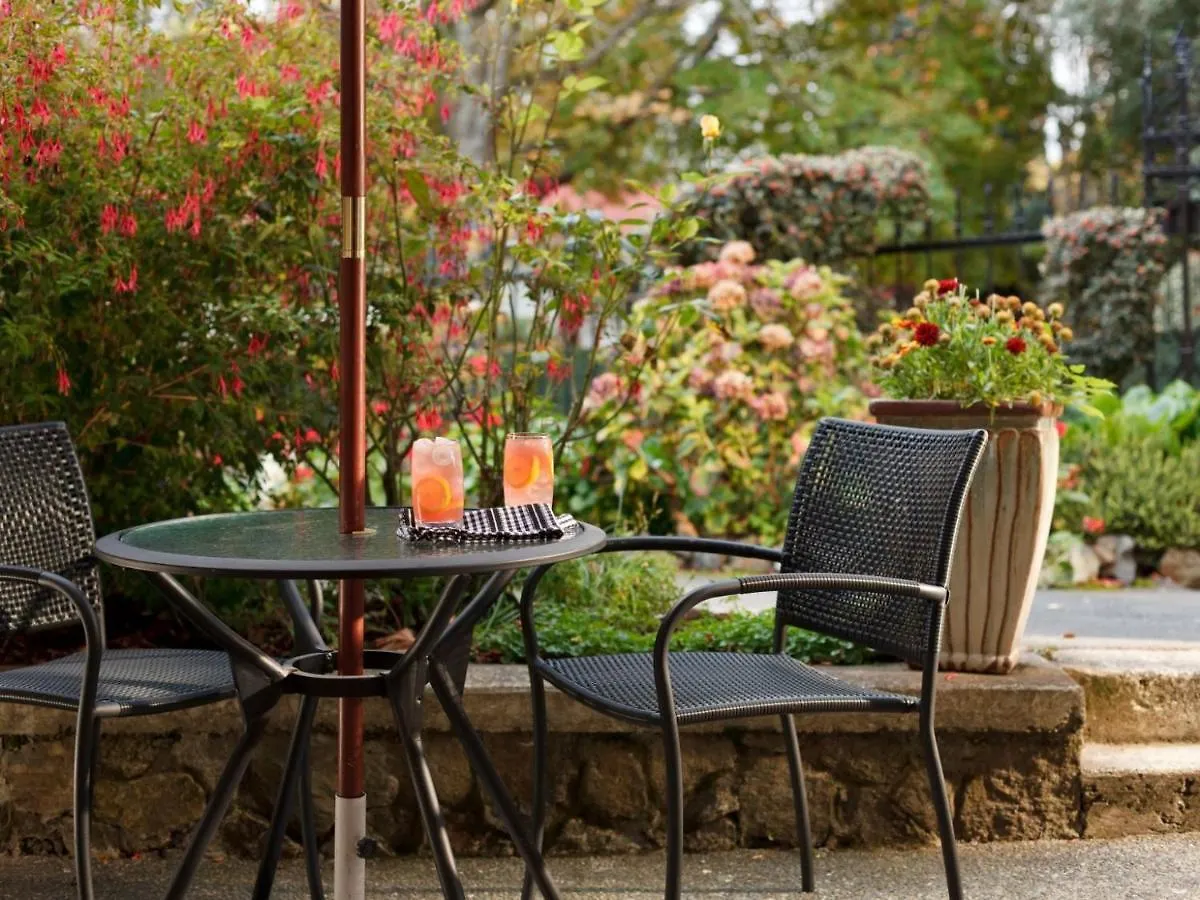 Abbeymoore Manor Victoria Bed & Breakfast