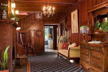 Abbeymoore Manor Victoria Bed & Breakfast
